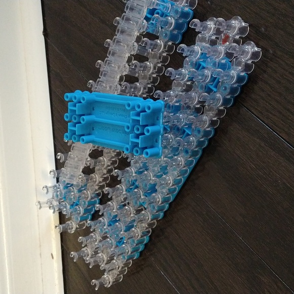 Rainbow Loom kit and bonus bands in container - Picture 4 of 7